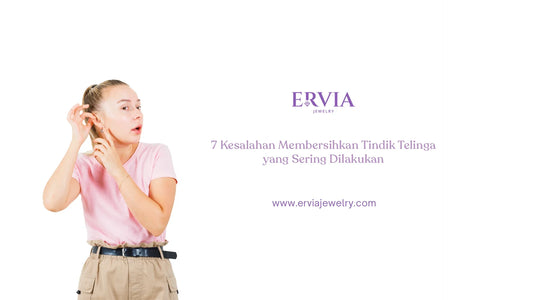 membersihkan tindik telinga